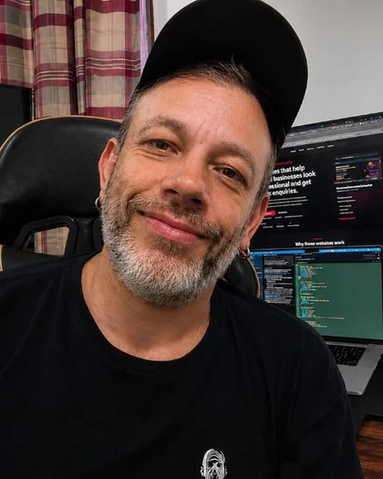 Rogério Damato, founder of HawkMetriQ, web designer and SEO specialist.